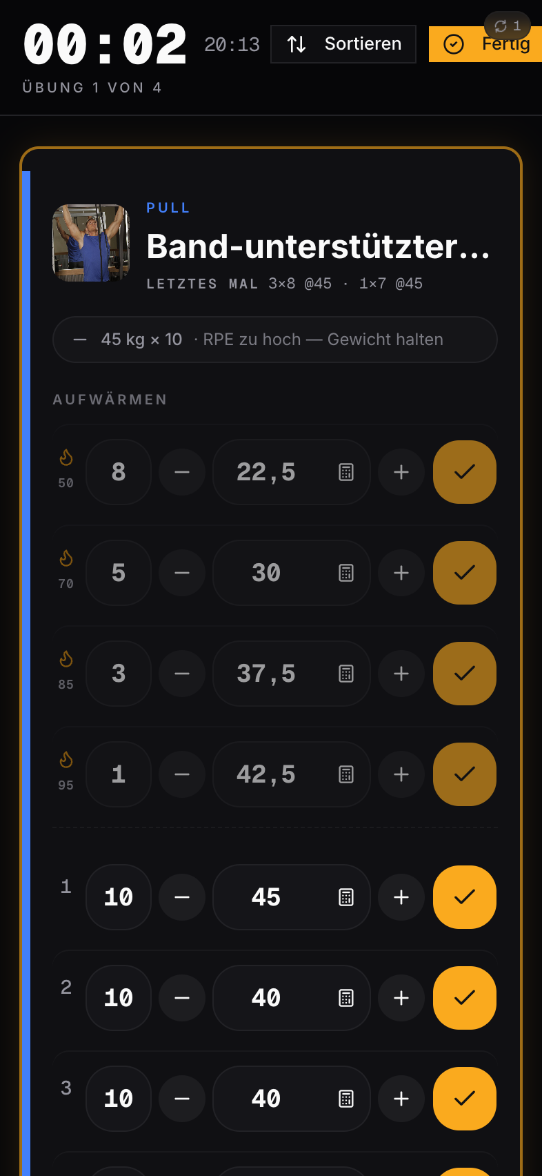 Aktives Workout: Timer oben, Aufwärm-Sätze mit Flame-Icons und 50/70/85/95% des Arbeitsgewichts, Working Sets darunter, RPE-Hinweis.